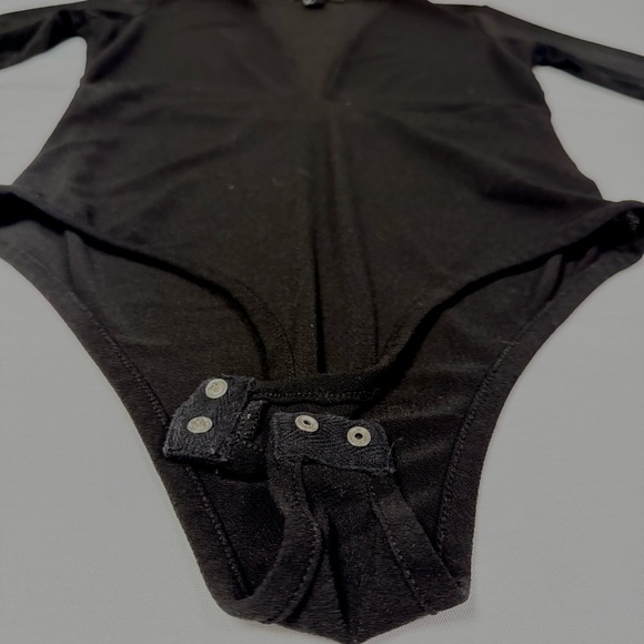 Forever 21 Black V-Neck T-shirt Bodysuit - Picture 7 of 9